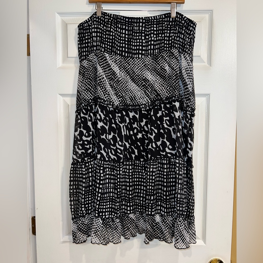 Notations Black and White Tiered Bubble Skirt. Size XL. EUC